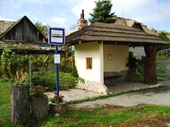 Rozprávková autobusová zastávka v Drienčanoch na počesť P. Dobšinského
